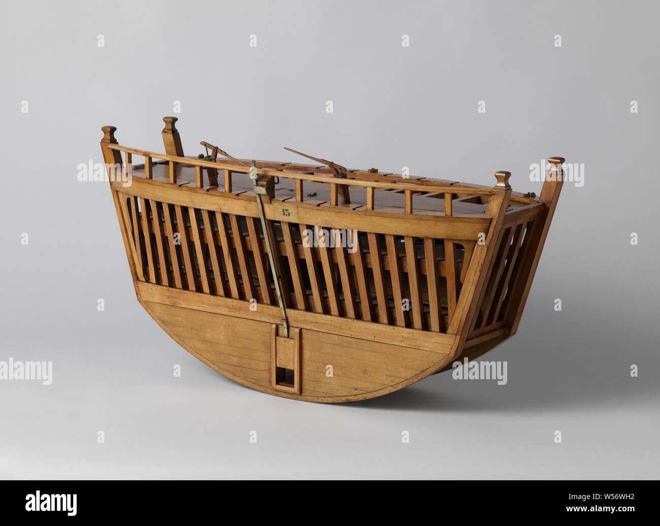 Modèle d'un caisson en bois, modèle d'une porte du navire avec une quille double  peau, omis. Deux niveaux, dont la moitié ont plancher, les parties du pont  supérieur peut être enlevé. Sur