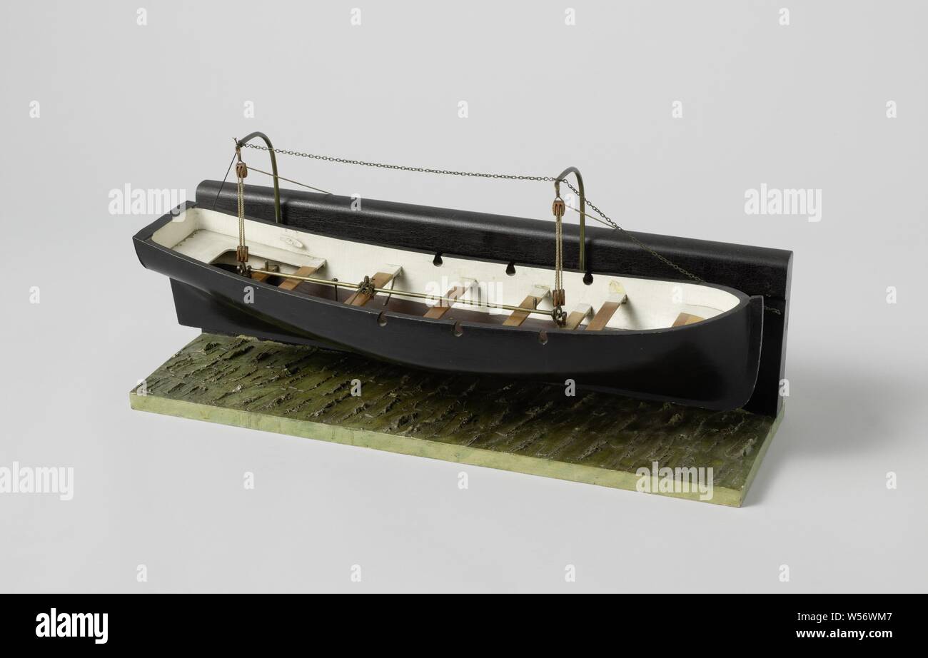 Modèle d'un canot de libération, modèle polychromé d'une partie d'un mur du navire avec un sloop sur deux avits clou, sur une plate-forme sur laquelle l'eau est simulée. Le modèle démontre le piège du sloop sloop, libérant deux crochets sur le palan du bossoir en supprimant une bague de retenue au milieu. Le mécanisme se ferme simultanément la consigne du trou dans le fond de la chaloupe avec une poignée dans la cabine. Le sloop est lisse avec un miroir plat, le simple passant à deux extrémités, il est pourvu d'une cabine ouverte, quatre émousse plus deux petits qu'appuyer le mécanisme, et des fissures dans les six côtés., C.A. van Haeften Banque D'Images