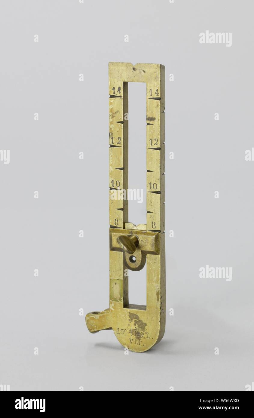 La vue des armes à feu, le laiton ou l'écran de montage, composé de deux tiges verticales entre lesquelles une visière glisse vers le haut et vers le bas. D'un côté les tiges ont une échelle allant de 8 à 14, sur le côté est une échelle de 4 à 8. Le pare-soleil a un socle rond avec une came horizontale, à l'origine une chaîne a été fixé à la visière, qui l'avez connecté à l'organisme. Cette visière était pour canons de campagne, l'inscription fait référence à un obusier de 15 cm, modèle long., anonyme, Pays-Bas), ch. 1860 - c. 1870, le laiton (alliage), h 16,8 cm × w 5 cm × d 4,1 cm Banque D'Images