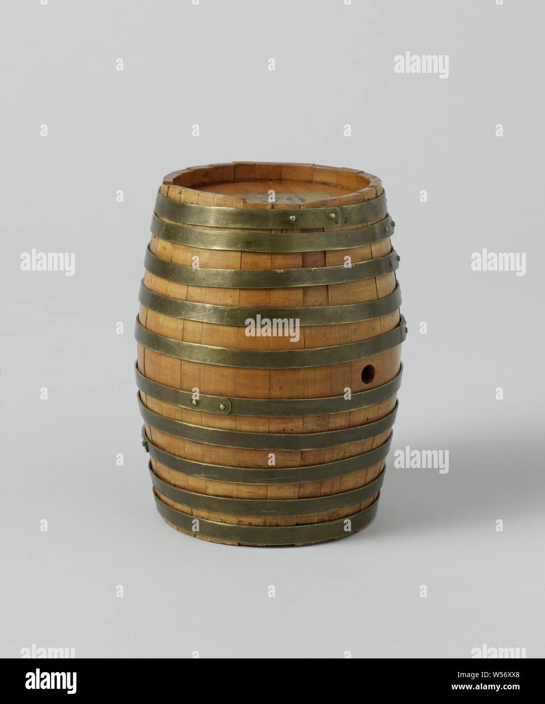 Modèle d'un fût d'eau, modèle d'un baril d'eau avec 10 cercles et un goujon dans l'abdomen. C'est un modèle d'un baril de 1000 litres. 1:10 échelle (D'après). Rijkswerf Obreen, Hellevoetsluis, Hellevoetsluis, 1830, bois (matière végétale), laiton (alliage), H 15 cm × 12 cm (d max Banque D'Images