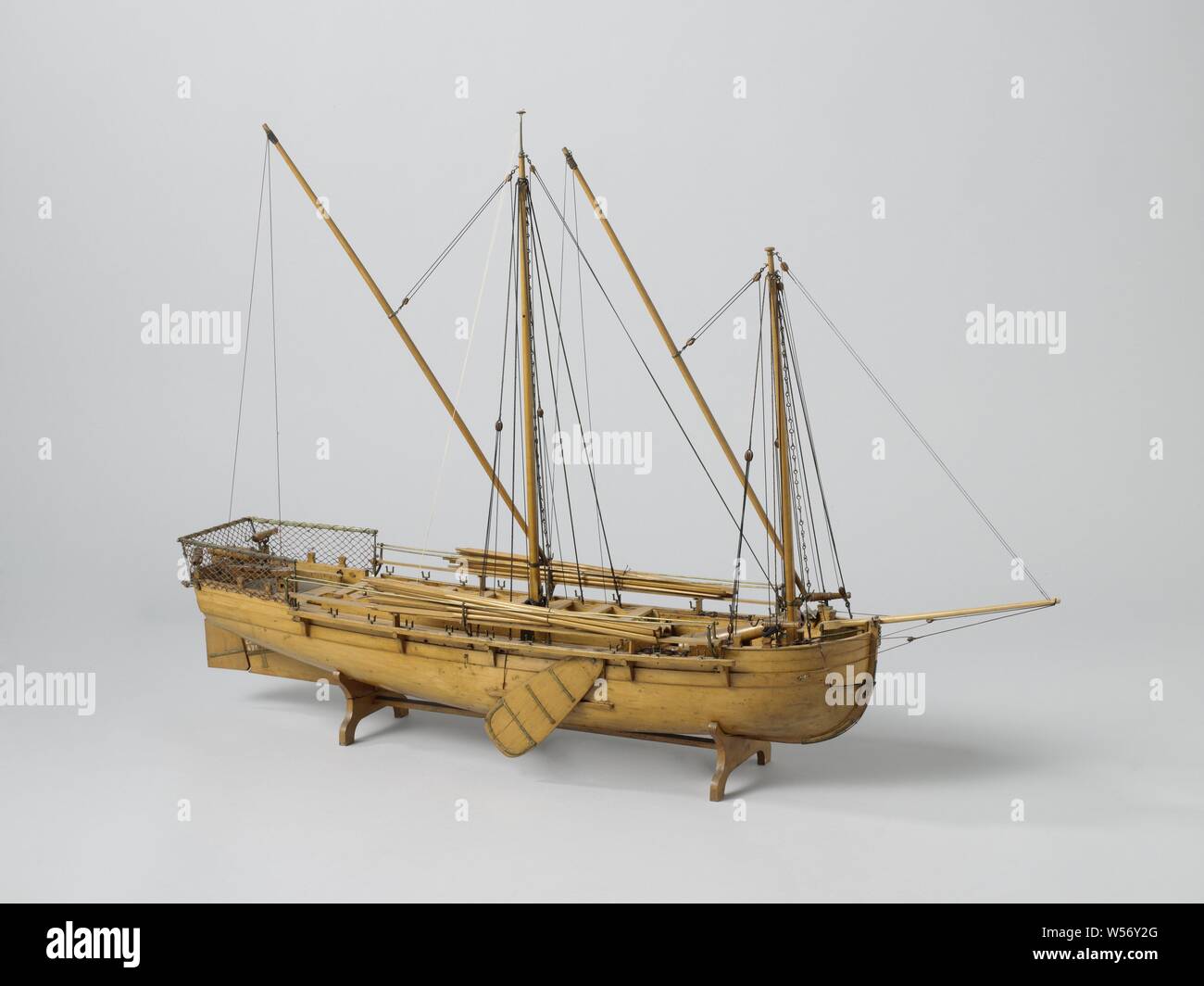 Modèle d'une canonnière, a témoigné d'un modèle de bloc à deux-mâts canonnière à fond plat, incomplète. Le modèle a un canon sur un chariot rotatif à l'avant défilé, une caronade sur un chariot rotatif à l'arrière et quatre axes parade tournant sur les côtés. L'arc peut être ouvert et la proue rangés en face des fusils. Tresses avant et arrière sont légèrement plus bas que le pont principal, qui est équipé de huit émousse, un pont de lumière, deux panneaux, un double rempart avec les passerelles et vingt-deux hommes exceptionnels, partiellement sous le pont en bois et navire galley, deux couloirs et une pompe sur l'avant-cour, arrière Banque D'Images