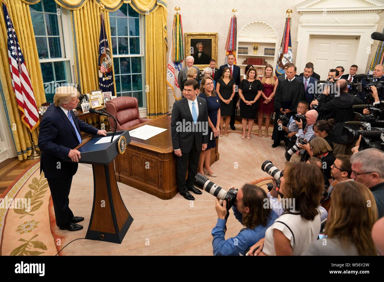 Président américain Donald Trump, gauche, prononce une allocution à la suite de la cérémonie d'assermentation pour le secrétaire de la Défense Mark Esper dans le bureau ovale de la Maison Blanche le 23 juillet 2019 à Washington, DC. Banque D'Images