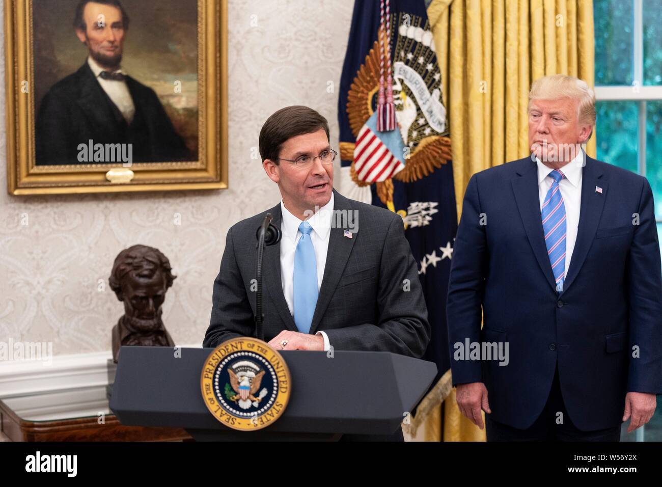 Président américain Donald Trump montres comme nouveau secrétaire de la Défense Mark Esper prononce une allocution dans le bureau ovale de la Maison Blanche le 23 juillet 2019 à Washington, DC. Banque D'Images