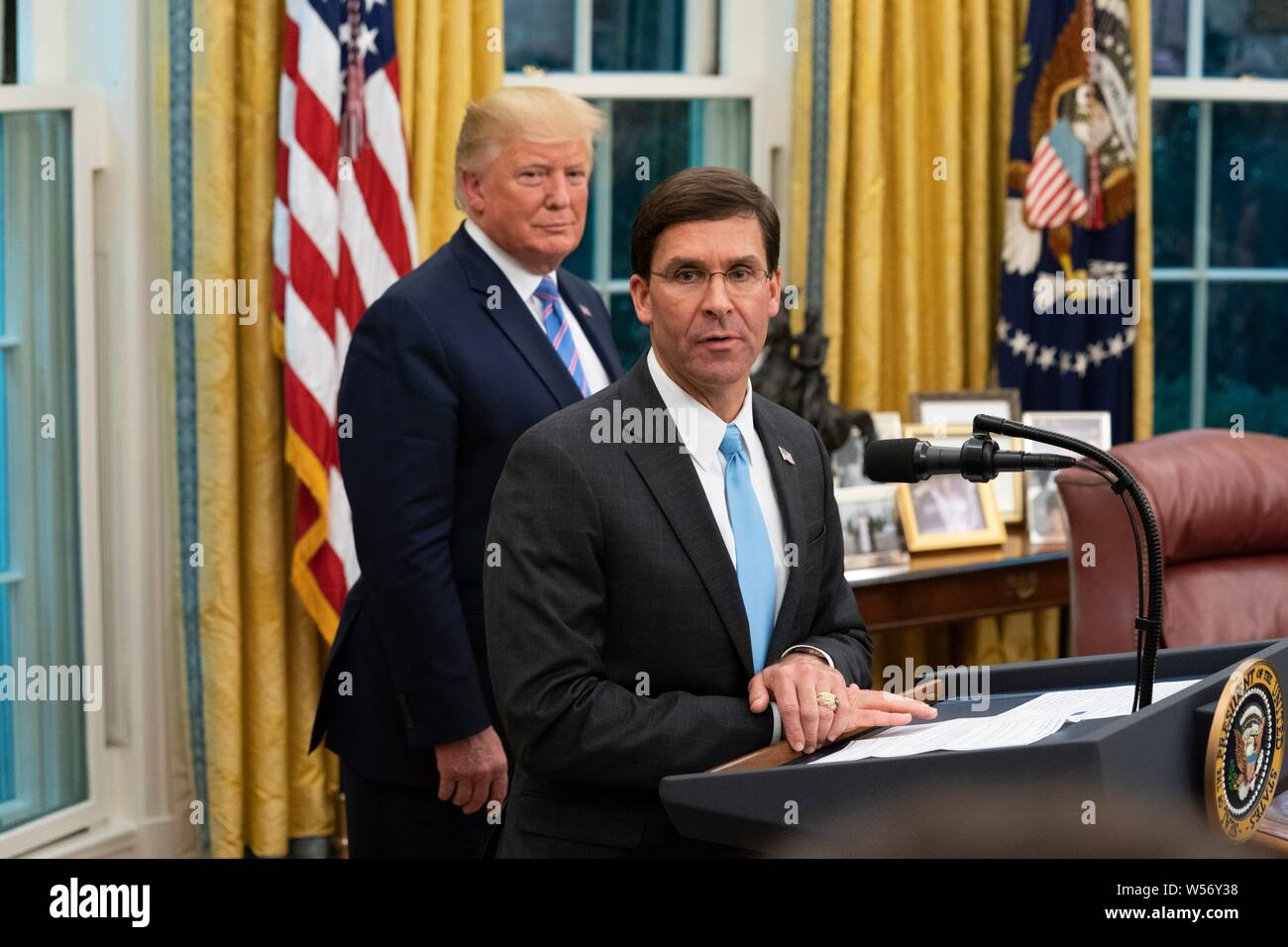 Président américain Donald Trump montres comme nouveau secrétaire de la Défense Mark Esper prononce une allocution dans le bureau ovale de la Maison Blanche le 23 juillet 2019 à Washington, DC. Banque D'Images