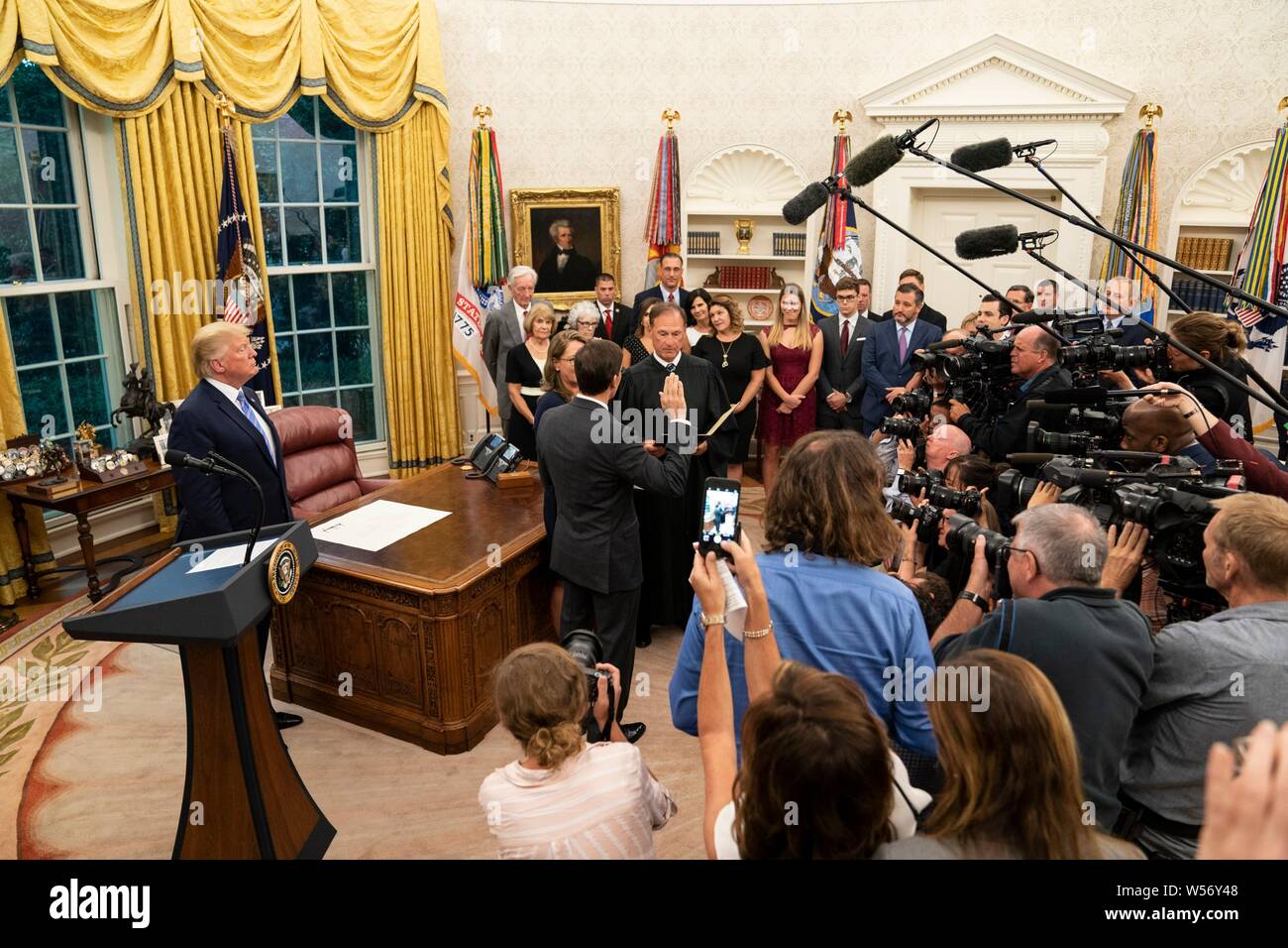 La Secrétaire de la Défense Mark Esper, centre, prête le serment d'office à partir de la Cour Suprême de Justice Samuel Alito associé comme sa femme Leah Lacy, centre, regarde, lors d'une cérémonie dans le bureau ovale de la Maison Blanche le 23 juillet 2019 à Washington, DC. Banque D'Images