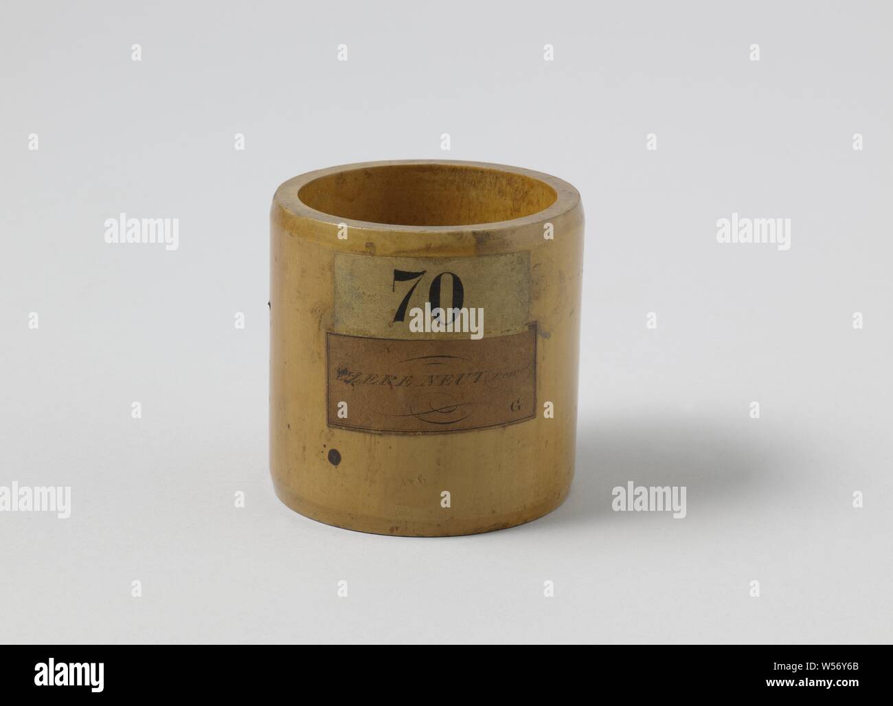 Modèle d'une cheville de fer, maquette en bois d'un fer à repasser le point mort ou penny. La mort est creuse et possède une fine bague marquée au milieu., anonyme, Royaume-Uni), ch. 1821, bois (matière végétale), h 7,5 cm × 7,7 cm d Banque D'Images