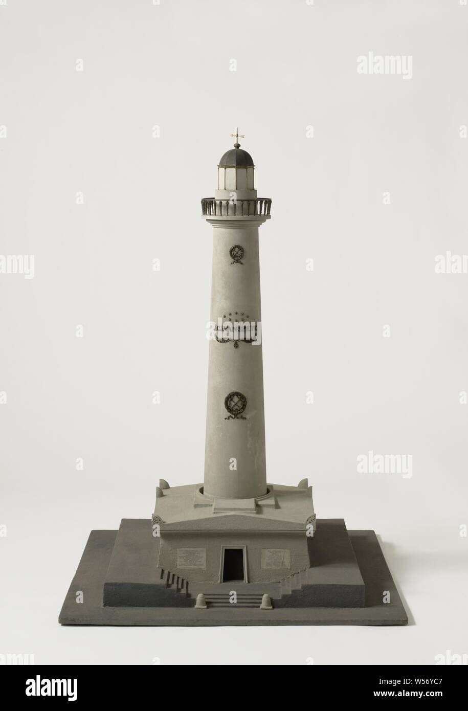 Modèle d'un phare, maquette en bois d'un phare rond sur un bâtiment carré. Le modèle entier est recouvert de sable et peint en gris en deux couleurs. Le mausolée-comme la construction, qui est en fait construit autour de la base de la tour, offre une entrée privée sur le côté ville, entouré par les inscriptions en latin. La tour dispose de cinq fenêtres rondes et des guirlandes sur le bord de mer, et côté terre deux ancres croisées avec des couronnes, et l'inscription J.C.J. VAN SPEYK sous les étoiles et au-dessus de l'ordre militaire de William hung sur deux branches de palmier. Les dix-verso à remous a une circulation ronde Banque D'Images