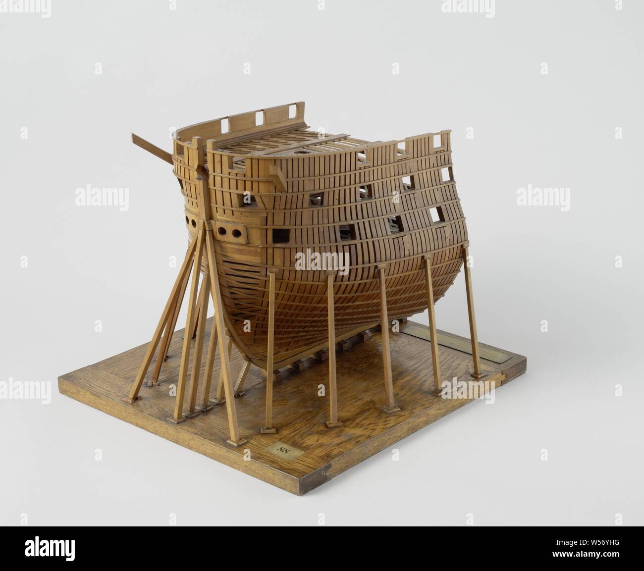 Modèle de la proue d'un navire de 84 canons de la ligne, modèle technique qui démontre la croix Seppings Sir Robert Bond construction, empilées sur un terrain d'administration. Navire avant avec deux poutres de grue et de quatre plaques de base, qui sont situés entre les bandes horizontales. Proue s'inclina, la mise à la terre autour. Pont de vache, deux ponts de l'artillerie et du godet : pont le top trois ponts ont une chaîne en diagonale dans le web, les poutres de pont sont prises en charge par les genoux en laiton. Beting sur le pont d'armes à feu bas. Treize Parties préfabriquées avec des contreventements. Pas de peau, mais condamné. Un certain nombre de crochets manque. De Zeeuw (navire), Rijkswerf Vlissingen Banque D'Images