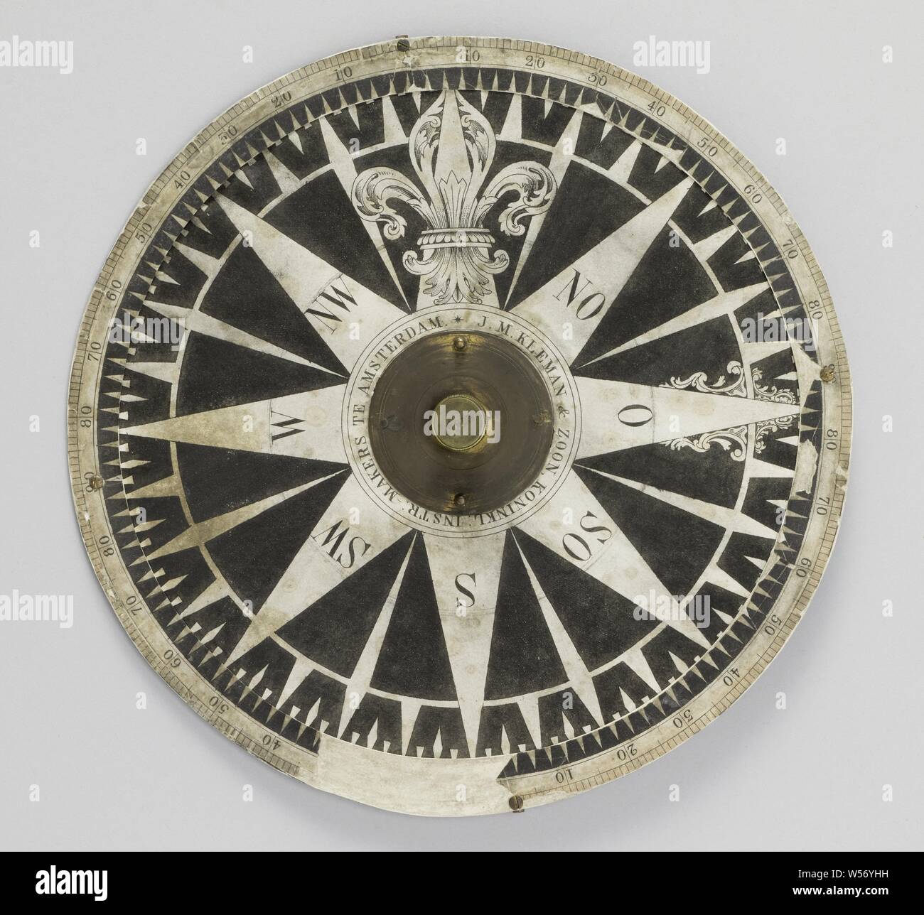 Rose, la rose a une calotte en laiton dans le centre avec un trou pour l'axe en bas : le tournant de la rose a été amélioré par les matériaux utilisés, alors que la swinging causé par l'augmentation du frottement des ruby a été réduit. La rose est très endommagée., J.M. Kleman & Zoon (mentionné sur l'objet), 1825, le fer (métal), Ruby (minéral), l'agate (calcédoine), papier, d 24,4 cm Banque D'Images