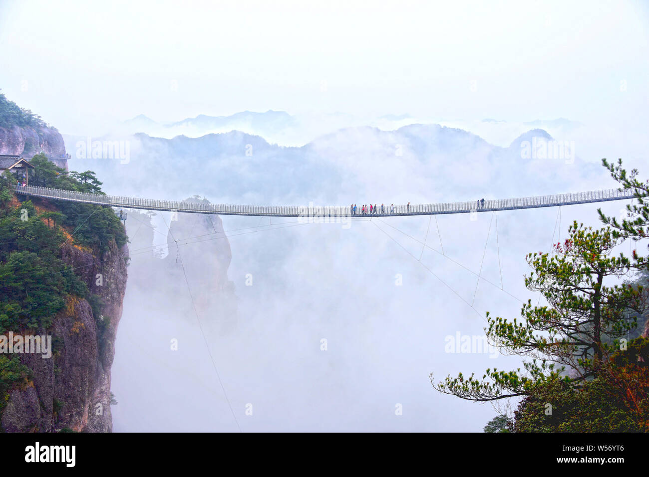 Une vue de mer de nuages à travers la Parc National de Xianju autour de la montagne dans la ville de Taizhou, Zhejiang Province de Chine orientale, 24 février Banque D'Images