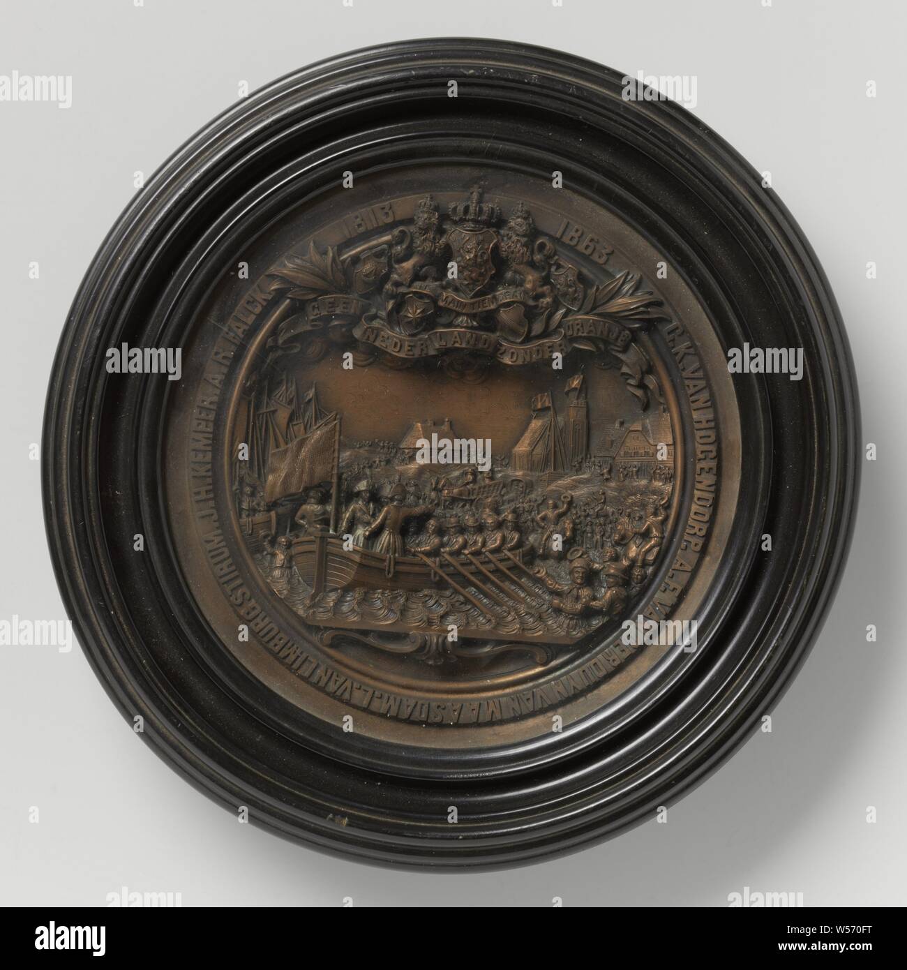 L'atterrissage du roi Guillaume I à Scheveningen, dans un cadre noir derrière une vitre d'un jet en relief, représentant un sloop, étant ramé à terre avec quelques hommes debout en elle, une foule enthousiaste sur la plage. verso : feutre vert sur lequel l'étiquette avec garantie contre la contrefaçon, signée par l'artiste. Inscription, gravure sur tranche : 1813 1863 G. K. VAN HOGENDORP. A. F. Van der Duyn van Maasdam. L. Van Limburg Stirum. J. H. KEMPER. A. R. FALCK. en haut de banderole : Je maintiendrai Pays-bas / PAS SANS ORANGE. ci-dessous : CXXVL Ps.3, Scheveningen, Frederik Willem I (Roi des Pays-Bas), Jan Willem Banque D'Images