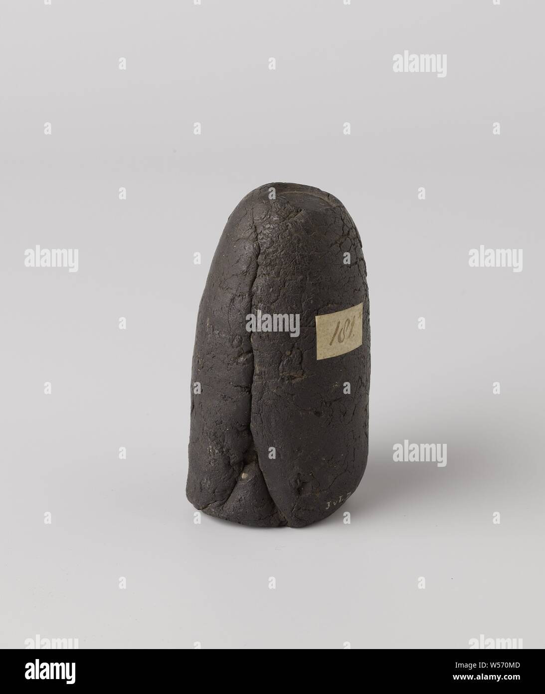 Pour les tampons standard, noir coupe conique convexe standard où une forme ovale est coupé en haut. Très approximativement en forme. Inscription : o . : JvL.Z14. En fonction de la liste d'inventaire NM une norme pour un timbre cutter, Canfranc-estanción, Pays-Bas, 0 - 1850, l'asphalte (matériau bitumineux), H 10 cm × d 5,5 cm Banque D'Images