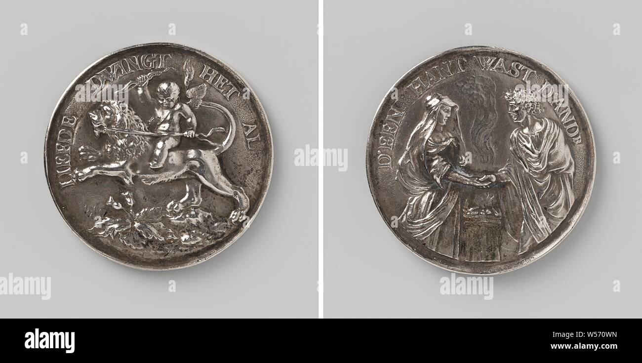 Le mariage, médaille d'argent. Avers : Amor avec un arc à la main, à cheval sur un lion, au premier plan un chardon dans une inscription. Inverse : l'homme et la femme dans les vêtements romains se donnent la main sur l'autel brûlant dans un cercle, Pieter van Abeele, Amsterdam, 1658 - 1659, de l'argent (métal), gravure, d 4,5 cm × W 24,20 Banque D'Images