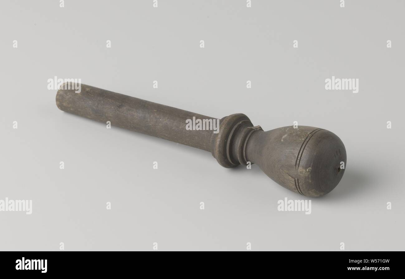 Clouez en bois avec un bouton rond, partie du navire, broche en bois avec un bouton rond. Sur le banc de l'ongle, qui a été placé sur la rambarde du navire et a reçu un certain nombre de trous, la corvine ongles pourrait être mis, sur lequel il pourrait être appliquée en cours d'exécution. La corvine ongles pourrait également être fixé sur le serviteur derrière le mât, la ligne centrale de la corvine nail était la même que celle de la corde attachée, Nova Zembla, Behouden Huys, Willem Barendsz, Jacob van Heemskerck, anonyme, c. 1590 - c. 1596, bois (matière végétale), l 19,5 cm d 3,7 cm Banque D'Images