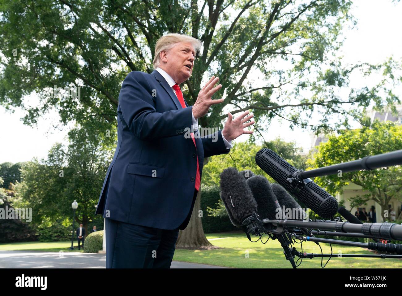 Président américain Donald Trump parle aux membres de la presse avant de monter à bord d'un marin pour commencer son voyage en Virginie de l'Ouest sur la pelouse Sud de la Maison Blanche le 24 juillet 2019 à Washington, DC. Banque D'Images