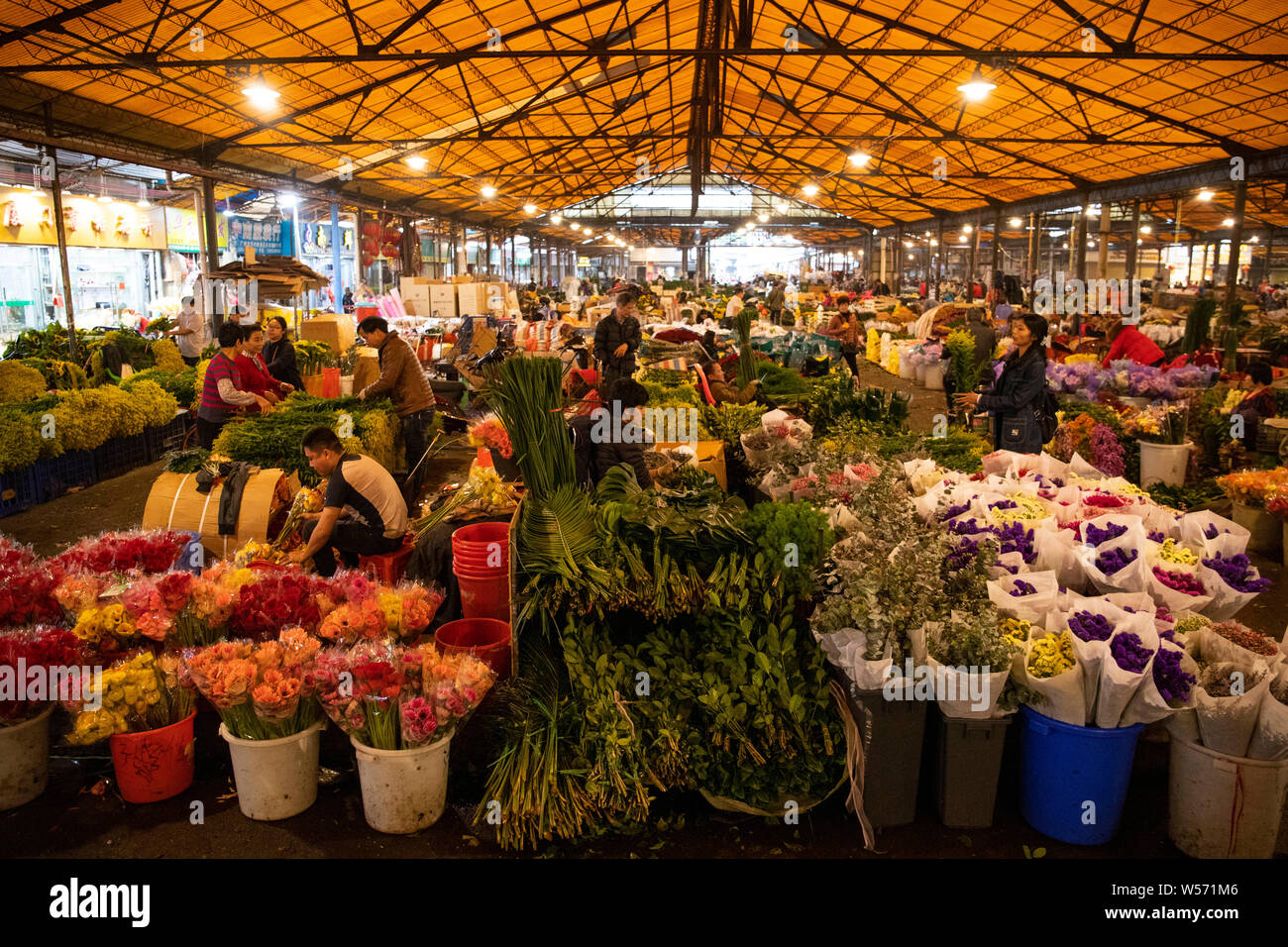 Les roses sont en vente à un marché aux fleurs en avant de la Saint-Valentin dans la ville de Guangzhou, province du Guangdong en Chine du Sud, 13 février 2019. Banque D'Images