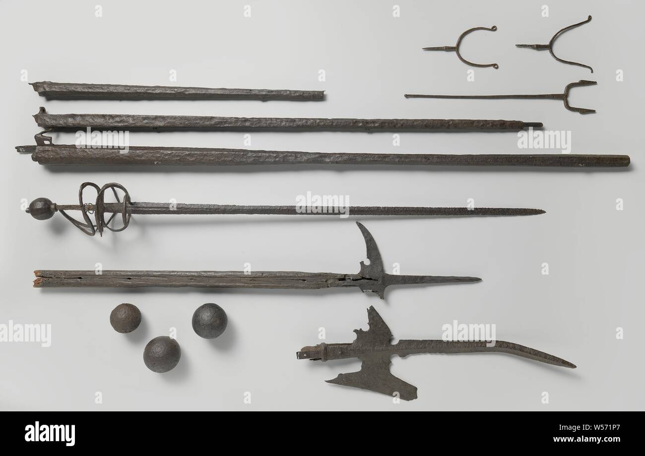 Cannon Ball armes avec un joint de coulée dans le centre, 3 lb cannon ball avec un casting couture au milieu. La balle est irrégulier, bosselé, superficiellement, Nova Zembla, Behouden Huys, Willem Barendsz, Jacob van Heemskerck, anonyme, c. 1590 - c. 1596, le fer (métal), fondation, d 7 cm Banque D'Images