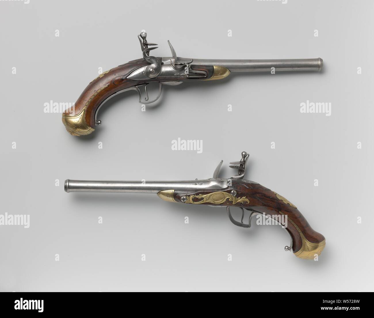 Pistolet à silex de Van Schuylenburg, pistolet à silex, partie de couple. Canon rond, gravé peu marqués. Le canon est conçu pour le chargement arrière au moyen d'une fermeture à vis avec un grand tiroir. La plaque de verrouillage marqué : bidet. Laiton en relief plaque latérale. Petit tiroir transformés. Raccords en laiton décoré et gravé en relief. Bouton universel qui contrôle la vis de fermeture. Pas de chargement. Sur le pouce la plaque gravée des armoiries de Van Schuylenburg. 'La' Chonnette système. Les pistolets viennent de l'arrière grand-père de Van Schuylenburg ou son frère, Pays-Bas, S. Bidet, Londres, c Banque D'Images