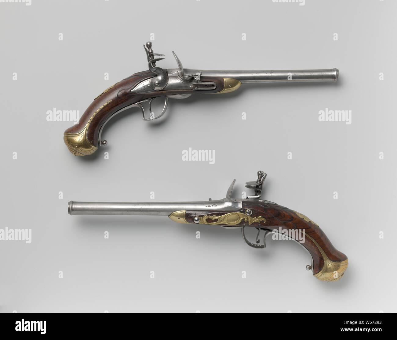 Pistolet à silex de Van Schuylenburg, pistolet à silex, partie de couple. Canon rond, gravé peu marqués. Le canon est conçu pour le chargement arrière au moyen d'un verrouillage à vis avec un angle pitch [ ?]. Platine ronde plate, marqué : BIDET '. Laiton en relief plaque latérale. Petit tiroir transformés. Raccords en laiton décoré et gravé en relief. Bouton universel qui contrôle la vis de fermeture. Pas de chargement. Sur le pouce la plaque gravée des armoiries de Van Schuylenburg. 'La' Chonnette système. Les pistolets sont de grand-père van van Schuylenburg ou son frère, Pays-Bas, S. Bidet Banque D'Images