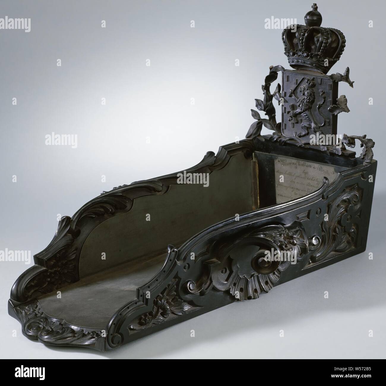 Kalkbak utilisé par le roi Willem III en pose de la première pierre du pont ferroviaire sur l'IJssel près de Zutphen, noir-lime en bois peint, du bac dans lequel un bol de zinc avec le verre arrière. Derrière la vitre d'une plaque d'argent avec l'inscription. Au-dessus, couronné sculpté armoiries nationales, entouré d'une couronne de branches de chêne et d'orange. Les côtés sont entièrement décorées de motifs végétaux sculptés et les deux ont un manche en bois. Signé : R. J. GAMELKOORN / Royal fournisseur. En date du : XXII Octobre MDCCCLXI. Marqué : sur plaque d'argent l . : SR ... (Illisible) Inscription : Roi Willem la troisième a etc., Zutphen Banque D'Images