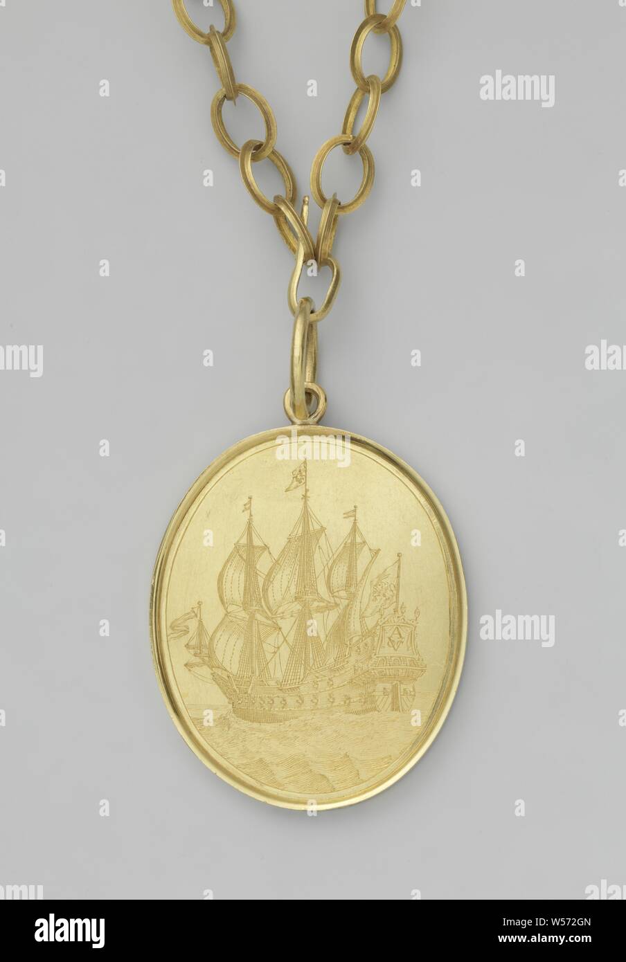 La chaîne de la médaille d'honneur avec médaille d'or de Ysbrand Godske, le collier est composé de profilés, liens ovale. Avec un crochet et oeil ronde il y a un cadre ovale avec une étiquette mobile attachée à elle. Un trois-mâts est gravé sur l'avant de l'insigne, sur le miroir et sur le drapeau dans le grand mât, le monogramme de COV pour la Dutch East India Company. Le drapeau avec le Statenleeuw souffle, à partir de l'arrière, le drapeau tricolore de la baume, d'un mât de misaine et fokke. Le revers de la médaille, un château avec cinq bastions est gravé en un mot, au-dessus duquel le texte 't Casteel d'Goede Hoop, et au-dessous pour Banque D'Images