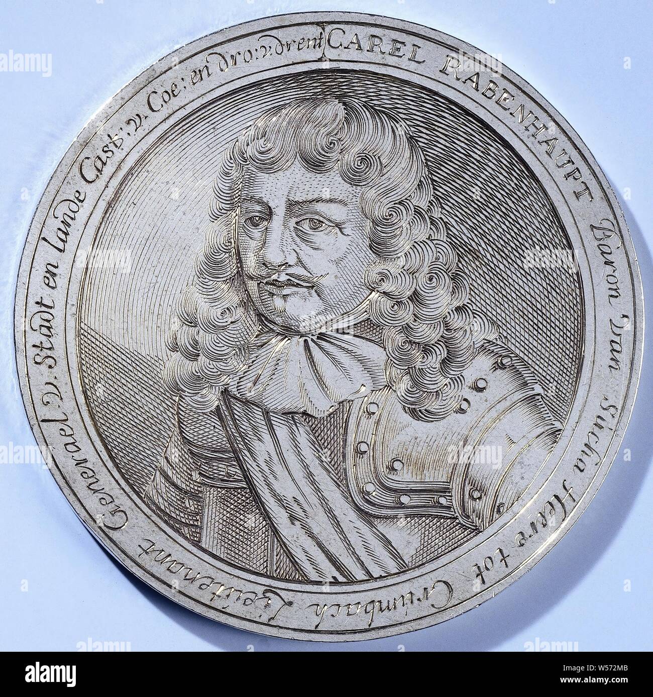 Siège de Groningue, en l'honneur de Carel Rabenhaupt, médaille d'argent. A l'avant : le buste de l'homme à l'intérieur de l'intérieur. Marche arrière : vue sur la ville et assiégeants pendant la prise de vue à l'intérieur d'une circonférence., Groningen, Karl Rabenhaupt (baron von Sucha), anonyme, 1672, de l'argent (métal), gravure, d 7,5 cm × W 63,23 Banque D'Images