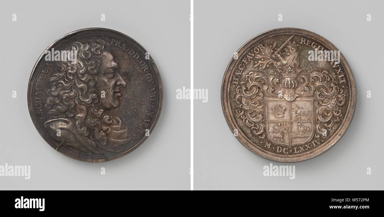 Dirk Schaap, envoyé spécial pour le roi de Suède, médaille d'argent. A l'avant : le buste de l'homme à l'intérieur de l'intérieur. Inverse : armoiries dans un cercle, Dirck Schaep, anonyme, Pays-Bas, 1674, de l'argent (métal), frappant (métallurgie), d 4 cm × W 48,25 Banque D'Images