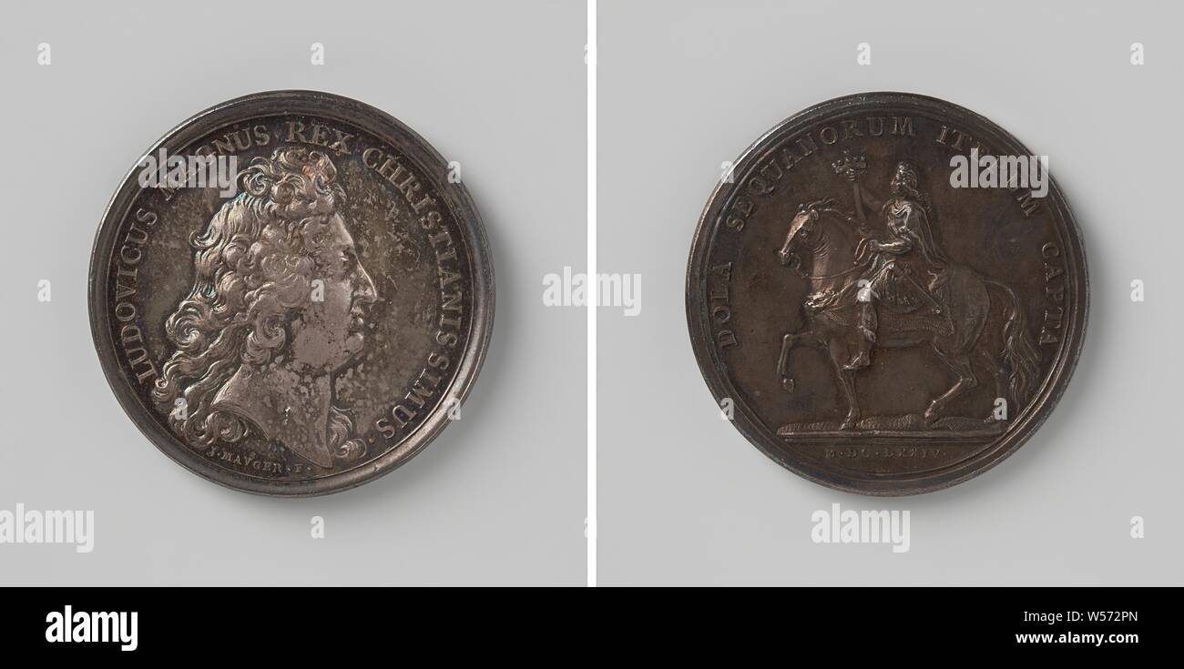 Dole à nouveau pris par les Français, médaille d'argent. A l'avant : le buste de l'homme à l'intérieur de l'intérieur. Inverse : le roi à cheval avec le personnel de la commande avec l'intérieur d'inscription, Dôle, Louis XIV (roi de France), Jean Mauger, Paris, 1699 - 1703, de l'argent (métal), frappant (métallurgie), d 4,1 cm × W 31,62 Banque D'Images
