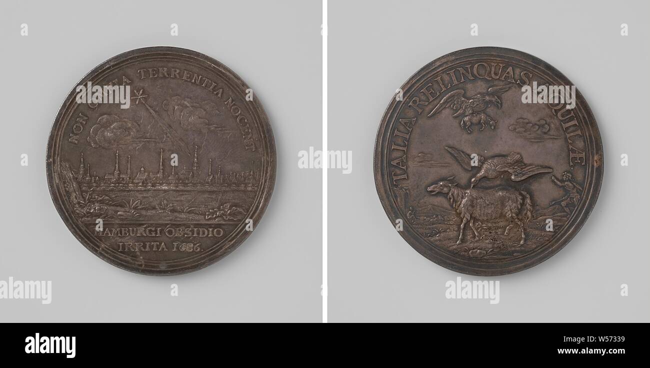 N siège de Hambourg par le roi du Danemark, médaille d'argent. Avers : vue de la ville de Hambourg avec une comète à l'intérieur de l'inscription au-dessus. Inverse : eagle avec de l'agneau et hawk avec des moutons à l'intérieur, Hambourg, Christian V (roi du Danemark et de la Norvège), anonyme, Allemagne, 1686, de l'argent (métal), frappant (métallurgie), d 4,8 cm × W 541 Banque D'Images