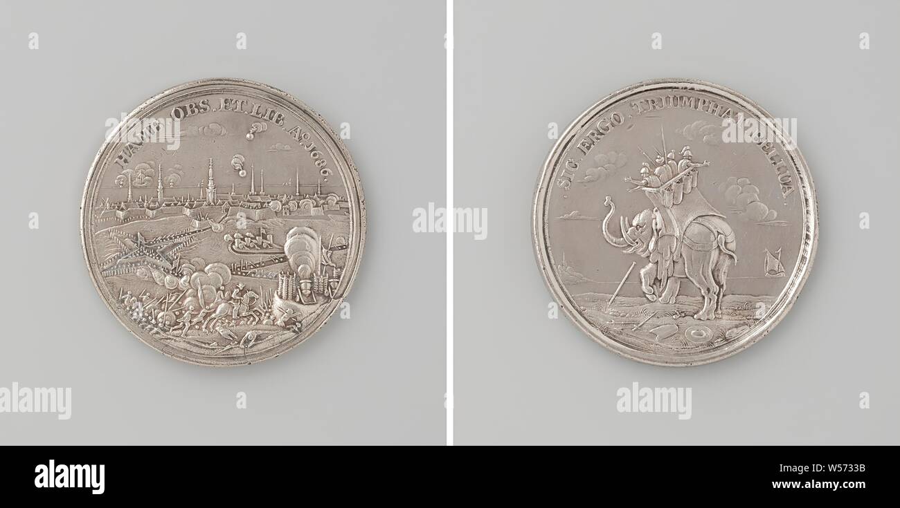 N siège de Hambourg par le roi du Danemark, médaille d'argent. A l'avant : vue sur la ville assiégée de Hambourg dans un cercle. Inverse : éléphant avec war Tower habités dans un cercle, Hambourg, Christian V (roi du Danemark et de la Norvège), anonyme, Allemagne, 1686, de l'argent (métal), frappant (métallurgie), d 4,9 cm × W 50,26 Banque D'Images