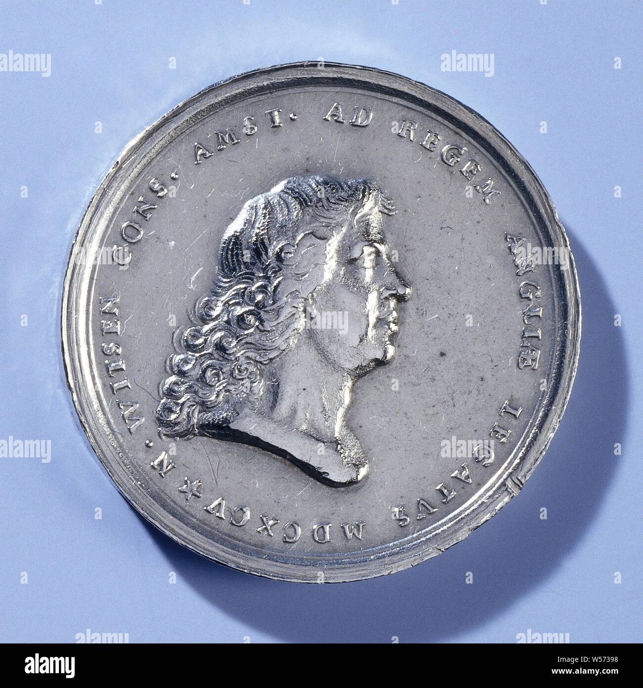 Nicolaas Witsen, maire d'Amsterdam, l'ambassadeur auprès du roi d'Angleterre, médaille d'argent. A l'avant : le buste de l'homme à l'intérieur de l'intérieur. Inverse : mur qui est brisé à l'intérieur du bélier circonférence., Amsterdam, Nicolaes Cornelisz. Witsen, anonyme, 1695, de l'argent (métal), frappant (métallurgie), d 2,4 cm × W 8,33 Banque D'Images