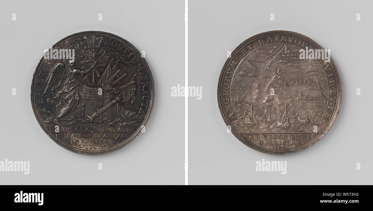 Bataille de Vigo (Vigos) : l'incendie de la flotte espagnole et française, médaille d'argent. Avers : Victoire de Samothrace ornent la victoire avec la couronne, Palm et branches de laurier à l'intérieur de l'inscription, au-dessus de l'inscription. Inverse : carte de la baie de Vigo et brûlant les navires dans l'inscription, au-dessus de l'inscription, Vigo, Galice, anonyme, Allemagne, 1702, de l'argent (métal), frappant (métallurgie), d 4 cm × W 21,69 Banque D'Images