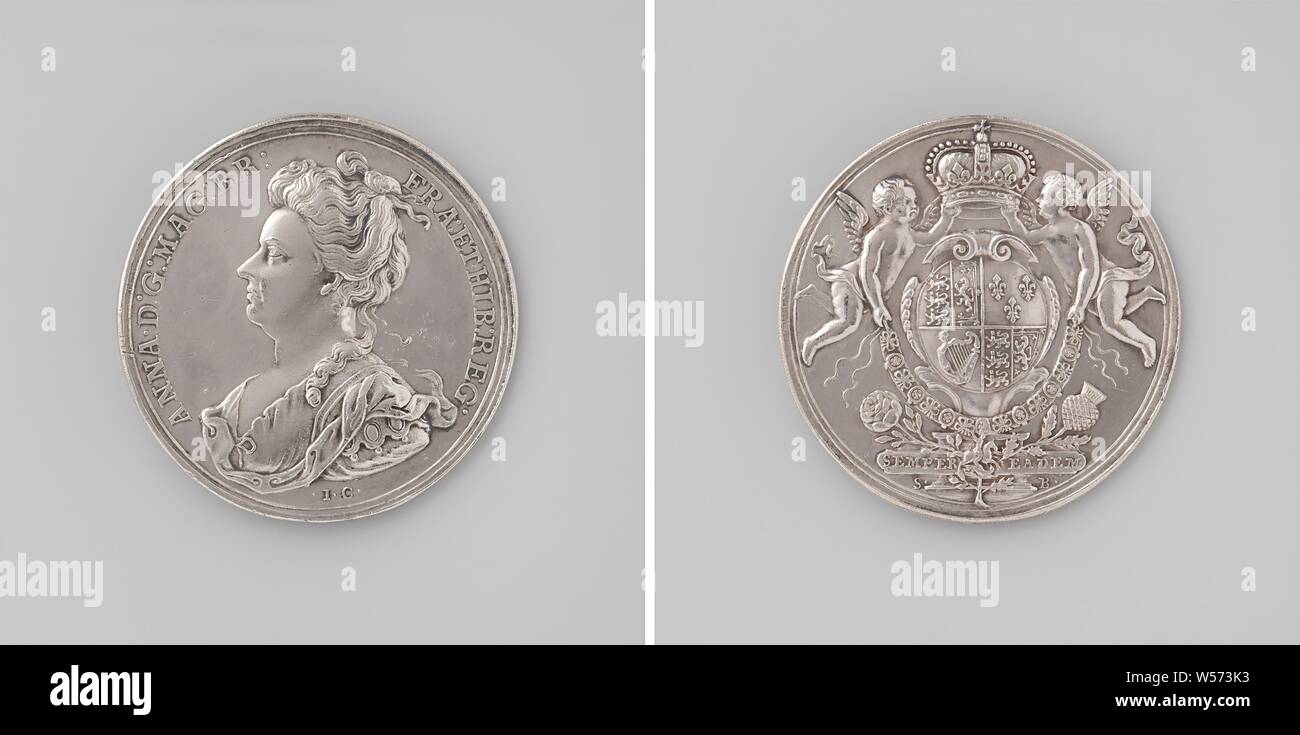 Association de l'Angleterre et l'Ecosse, médaille d'argent. Avers : buste de femme à l'intérieur de l'intérieur. Marche arrière : deux petits anges sont couronnement des armoiries britanniques, l'Angleterre, l'Écosse, Anna Stuart (Reine d'Angleterre et l'Ecosse), John Croker, Londres, 1707, de l'argent (métal), frappant (métallurgie), d 3,5 cm × W 15,10 Banque D'Images
