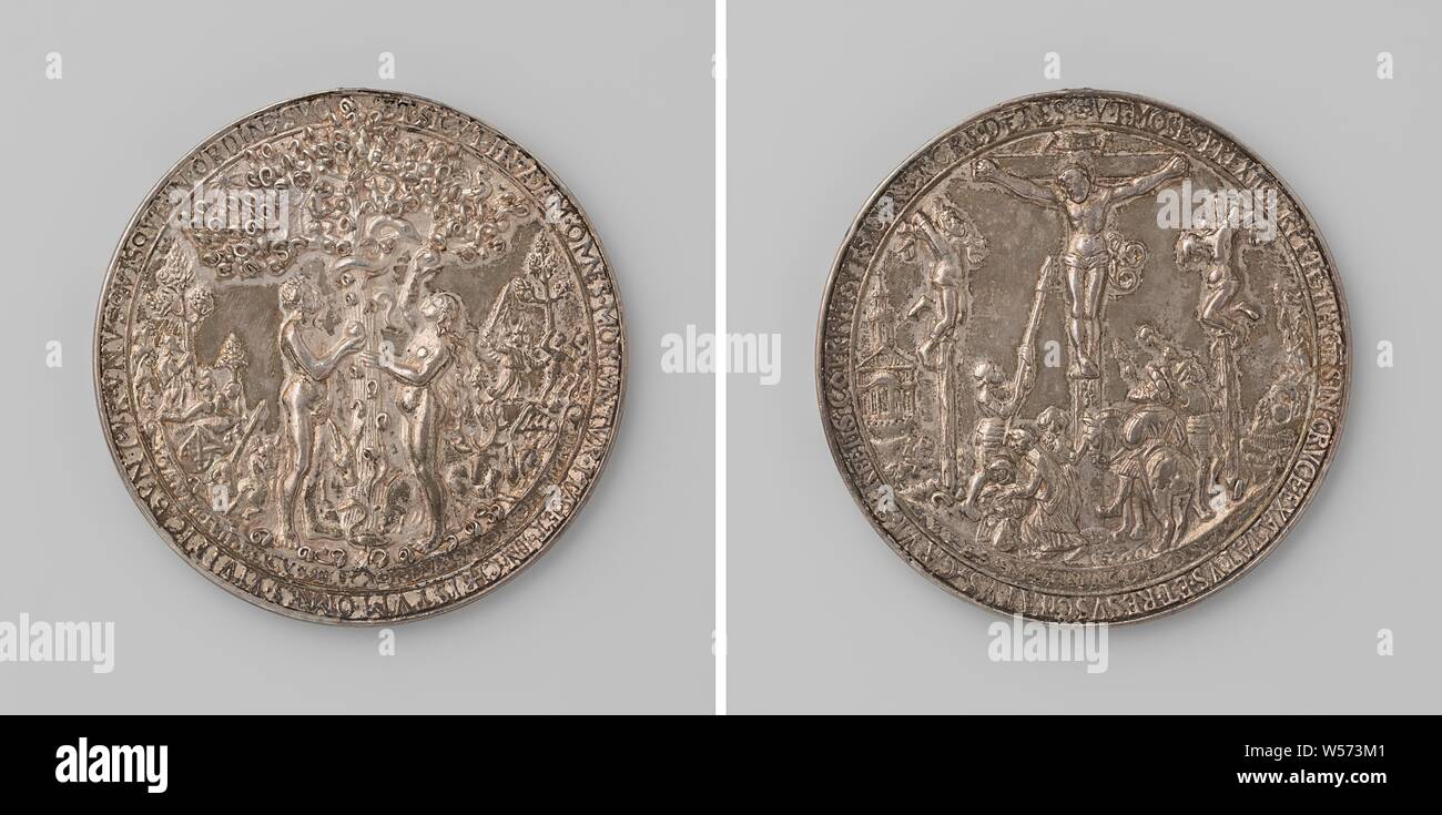 L'automne et de la crucifixion, de la médaille frappée par ordre de Johan Frederik le Grand, Électeur de Saxe, médaille d'avant : Adam et Ève debout de chaque côté de l'arbre de la connaissance au-dessus de pennant avec inscription, un serpent se tord autour de la tige, Adam est titulaire d'une pomme dans sa main et Eve atteint pour une pomme accrochée à un arbre, toutes sortes d'animaux autour d'eux, à gauche : création d'Ève au-dessus des armoiries, droite expulsion du paradis au-dessus des armoiries dans une inscription. Inverse : Christ crucifié au milieu de deux autres croix, au pied de la croix un groupe de personnes, y compris Marie Banque D'Images