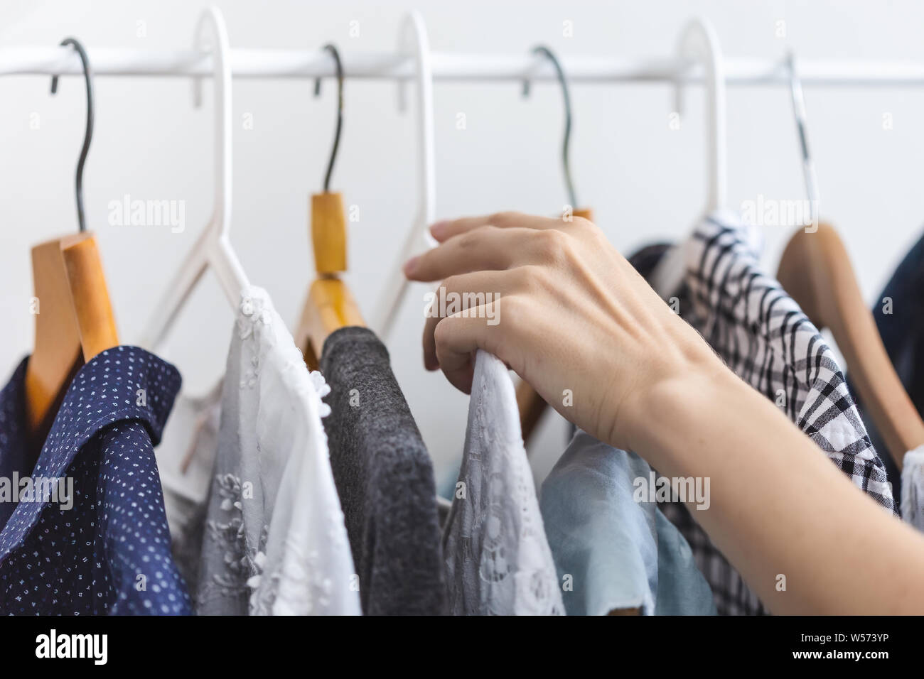 Concept n'a rien à porter le choix de main de femme vêtements choisit les  vêtements sur un cintre Photo Stock - Alamy