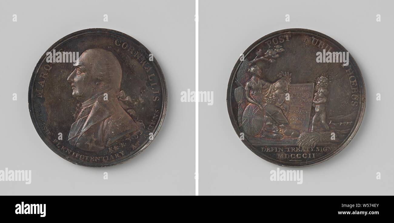 La paix d'Amiens, en l'honneur de Charles, Comte de Cornwallis, négociateur pour l'Angleterre, médaille d'argent. A l'avant : le buste de l'homme à l'intérieur de l'intérieur. Inverse : Brittania avec des armoiries est assis sous un arbre, avec un bouclier et l'épée qui s'accrochent à lui, George III's crown et le médaillon reste sur ses genoux, au-dessus de laquelle elle est titulaire d'une branche d'olivier, à ses pieds se trouvent un lion et un agneau à côté d'une gerbe de blé, pour elle un génie par une corne de l'abondance, montrant son assiette avec l'inscription au sein de l'inscription, coupés : inscription, Amiens, Charles Comte de Cornwallis, Henry Addington, Hawksbury, Joseph Bonaparte (King Banque D'Images