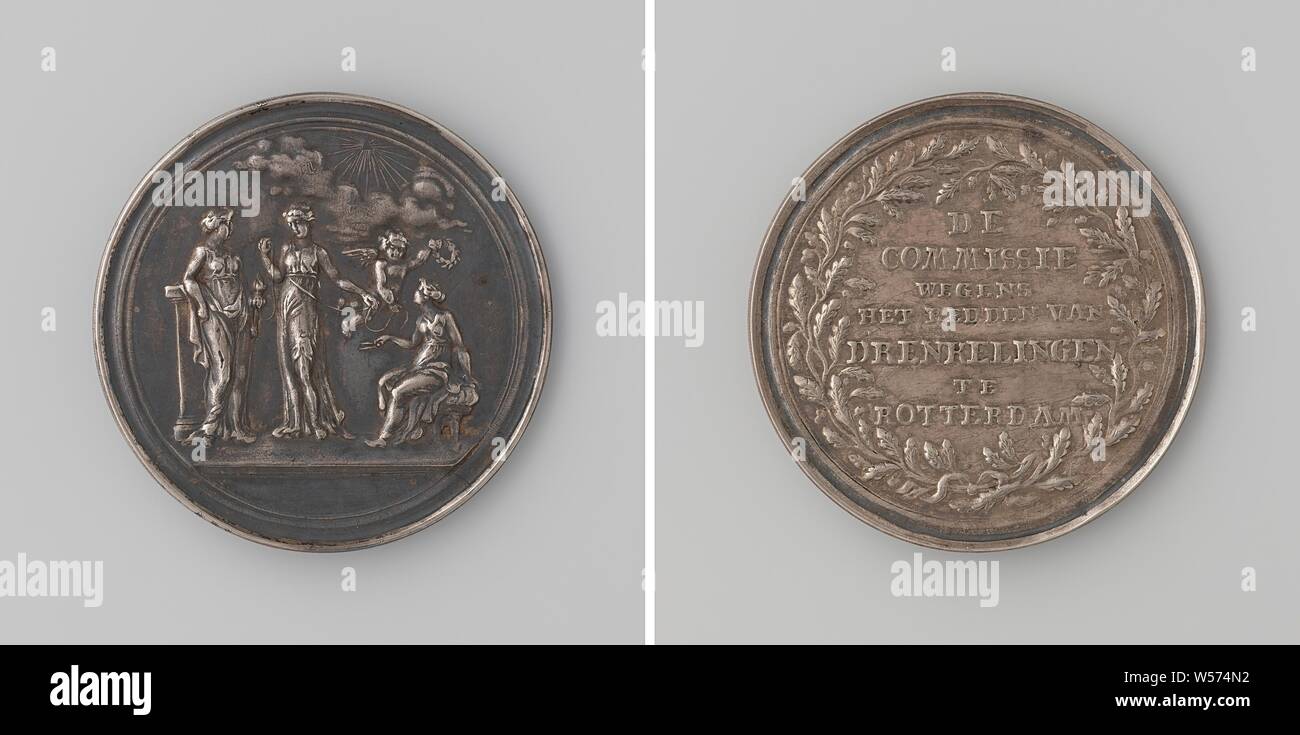 Société pour le sauvetage des personnes qui se noient à Rotterdam, médaille d'argent. A l'avant : trois femmes, une seule séance, représentant les trois déesses femelle de tourner le fil de la vie, la troisième déesse tente de le couper avec des ciseaux, mais est arrêté par un ange avec une couronne dans les mains éclairées par un triangle lumineux qui éloigne les nuages. La marche arrière : l'inscription dans le eikekrans., de Rotterdam, de la Société pour le sauvetage des personnes qui se noient, anonyme, Neurenberg, 1809, de l'argent (métal), frappant (métallurgie), d 4,4 cm × W 16,96 Banque D'Images
