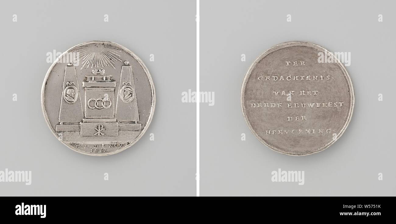 Troisième centenaire de la Réformation, médaille d'argent. A l'avant : autel, sur lequel deux coeurs en feu se situent sur la Bible, et dont le monogramme XP et trois anneaux entrelacés, se dresse entre serpentine deux obélisques, chacune avec un médaillon portrait (gauche, droite ou Calvin Luther Melanchton), dont la gauche est couronné par Swan et droit éclairé par un coeur par œil qui voit tout dans la lumière céleste, cut off : inscription. Inverse : inscription., Martin Luther, Jean Calvin, Adriaan Bemme, Pays-Bas, 1817, de l'argent (métal), frappant (métallurgie), d 3 cm × W 7,93 Banque D'Images