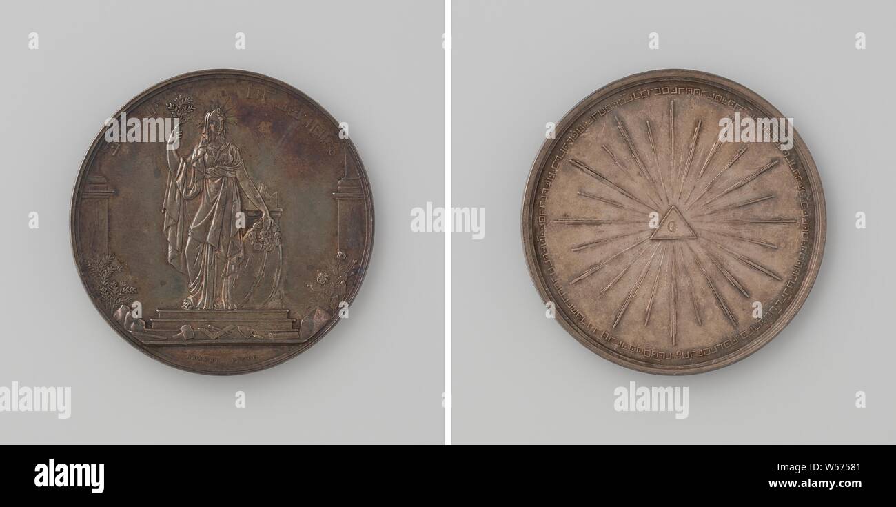 Mariage de Frederik, Prince des Pays-Bas et Louise, princesse de Prusse à Berlin, médaille d'argent. A l'avant : femme avec un halo, représentant la Franc-maçonnerie, se dresse dans un escalier à trois marches, soulevées dans sa main droite elle tient une branche d'acacia, avec la main gauche, elle tient deux rosaires pour deux boucliers, qui se dressent contre l'incinération autel, sur la colonne de gauche à la lettre J sur un piédestal, avant qu'un acacia bush, sur la colonne de droite avec la lettre B sur un piédestal, avant qu'un rosier, en premier plan et rugueux, pierre met en œuvre maçonnique et faites défiler jusqu'à l'intérieur du parchemin de circonférence Banque D'Images