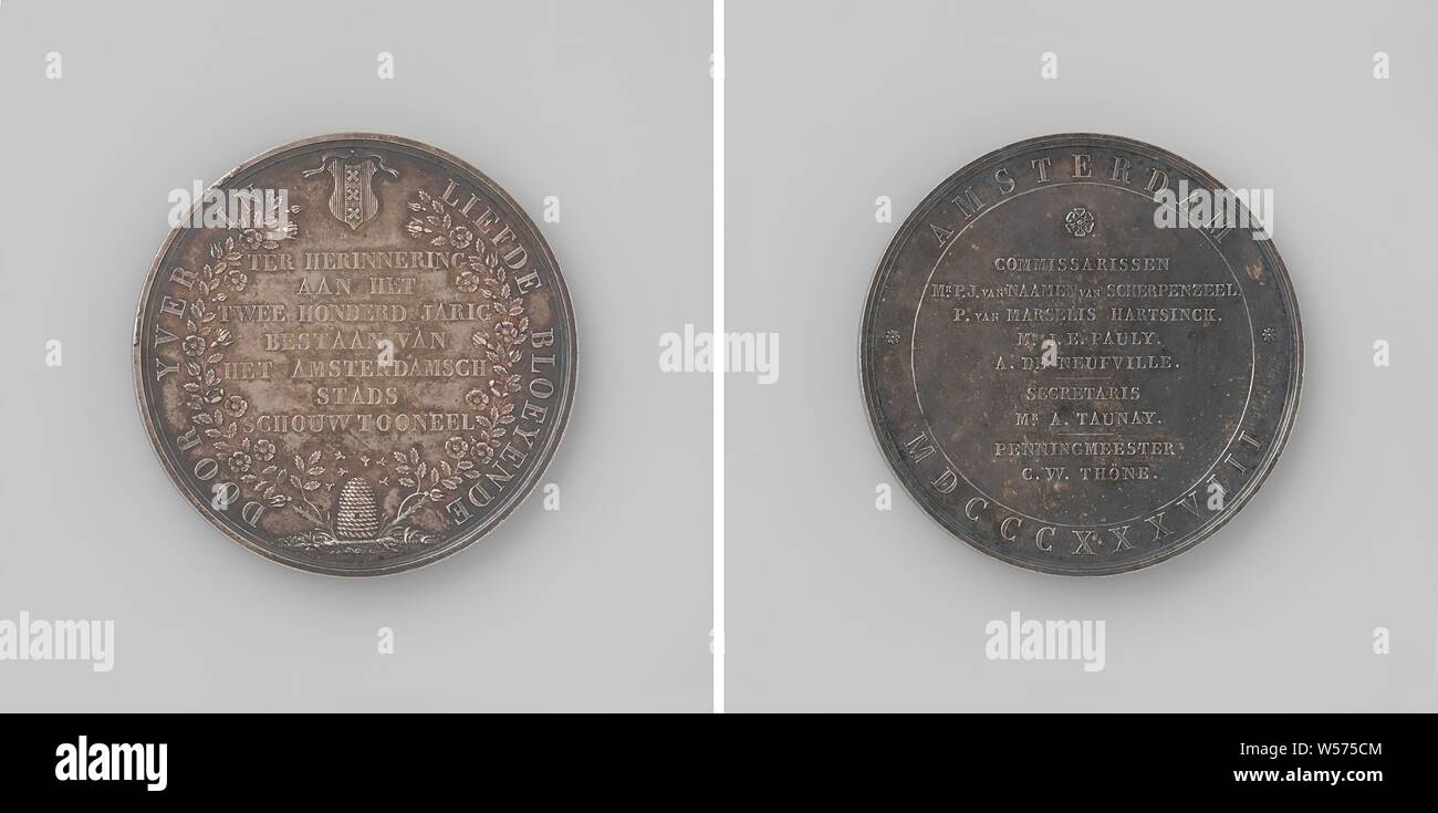 Bicentenaire de l'Amsterdam City Theatre, médaille d'argent. A l'avant : inscription au dessus de la ruche, qui pousse deux branches de hérisson, armoiries sur l'intérieur du ruban d'inscription. La marche arrière : l'inscription à l'intérieur, Amsterdam, P.J. van Naamen van Scherpenzeel, P. van Marselis Hartsinck, J.E. Pauly, A. F. de Neufville, A., Taunay, C.W. Thone, David van der Kellen (1804-1879), Utrecht, 1838, de l'argent (métal), frappant (métallurgie), d 4,4 cm × W 344 Banque D'Images