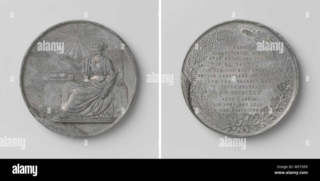 Cent ans dans l'existence de la Vertu lodge de Leiden et cinquante années d'adhésion de l'actuel président de la loge, J.C. Bucaille, le plomb Médaille. A l'avant : allumé par œil qui voit tout en triangle radiant, femme en robe antique avec couronne de laurier détient la vertu, une branche de palmier dans sa main gauche et de sa main droite à un temple flottant avec sept étapes, derrière lequel un radieux soleil brille, derrière elle une colonne avec l'inscription lettre J, en face d'elle un autel, sur lequel se trouve à livre ouvert et dont la base est un triangle équilatéral, à gauche d'un autel un acacia bush et à sa base Banque D'Images