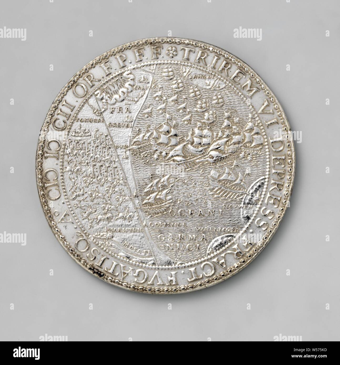 Diverses victoires de la Dutch dans cette année, médaille d'argent. A l'avant : carte de la Meuse et du Waal bassins versants dans une inscription. Inverse : la carte de la région côtière d'Ostende avec bataille sur terre et en mer dans une inscription., Grave, Noord-Brabant, Grevelingen, France, Tongres, Limbourg, Staten-Generaal, Gerard van Bylaer, Dordrecht, 1602, de l'argent (métal), frappant (métallurgie), d 5,5 cm × W 52,93 Banque D'Images