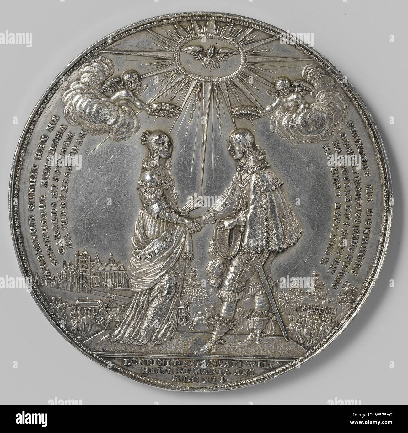 Mariage du Prince William II avec Marie d'Angleterre, médaille d'argent. A l'avant : le prince et la princesse se serrer la main, au-dessus de que deux petits anges, chacune avec une couronne, et une colombe dans une lumière céleste, en regard de chaque personne, l'inscription de Hof van Holland en arrière-plan. Inverse : prince sous forme de Pallas, accompagné par angel reçoit olive branch de la paix accompagnés de Cérès et Amor, ci-dessus et ci-dessous. inscription, Willem II (Prince d'Orange), Henrietta Maria Stuart, Johann Blum, Bremen, 1641, de l'argent (métal), frappant (métallurgie), d 6,3 cm × W 80,69 Banque D'Images