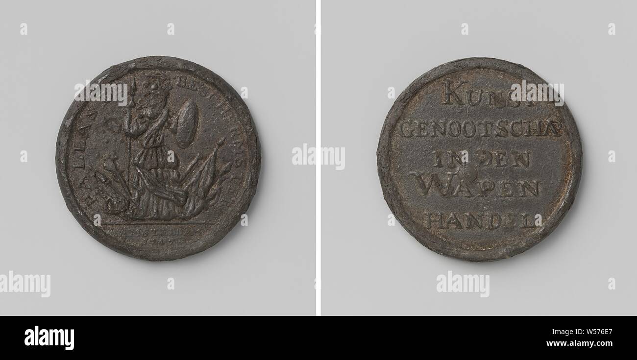 La Société d'art dans le commerce des armes à Amsterdam, le plomb Médaille. A l'avant : Minerva avec casque à plumes, le bouclier et la lance, imaginer la ville d'Amsterdam, l'article au milieu d'un tas d'armes lourdes au sein d'un cercle, coupé : l'inscription et de l'année. Inverse : inscription, Amsterdam, anonyme, 1747, frappant (métallurgie), d 3,6 cm × W 20,16 Banque D'Images