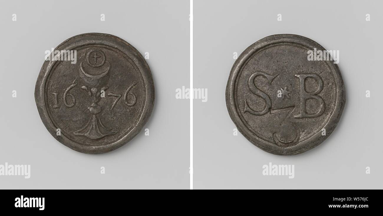 Médaille religieuse, médaille de plomb. Calice : avant avec l'hôte entre années. Inverse : lettres S et B, séparés par des étoiles au-dessus du numéro 3, anonyme, 1676, fondation, d 4,2 cm × W 41,70 Banque D'Images