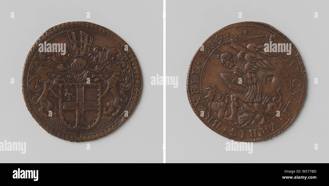 Ville de Bruxelles, le jeton de calcul en l'honneur de Engelbert Taye, médaille de cuivre. Avant : armoiries casqué, flanqué de deux chiens, ours en forme de losange, frapper avec lettre M. inverse : l'Archange Michael à l'épée posée au-dessus de sa tête dans la bataille avec un dragon allongé sur le sol à l'intérieur une inscription, en vertu de l'aile de l'archange, Bruxelles, Engelbert Taye (baron van Wemmel), anonyme, Anvers, 1619, cuivre (métal), frappant (métallurgie), d 2,9 cm × w 4.46 Banque D'Images