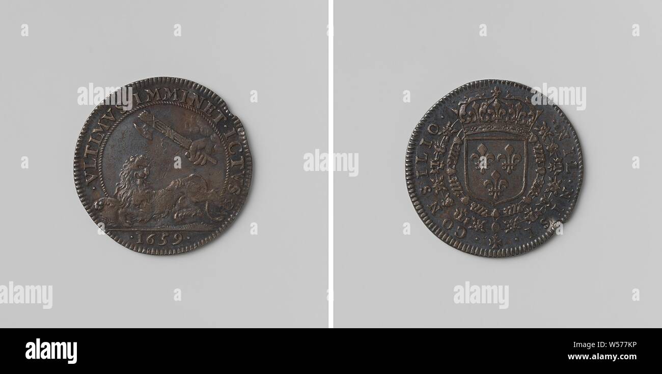 La France est sur le point de donner le coup décisif de l'Espagne, médaille calcul ordonnée par le Conseil d'Etat, médaille d'argent. Avers : bras de nuages menace un lion fatigué avec rod bundle avec ax à l'intérieur inscription : coupé, année. Verso : blason couronné, suspendu à l'ordre de Saint Michel et de l'Esprit Saint dans une inscription, anonyme, Paris, 1659, de l'argent (métal), frappant (métallurgie), d 2,7 cm × w 5.41 Banque D'Images