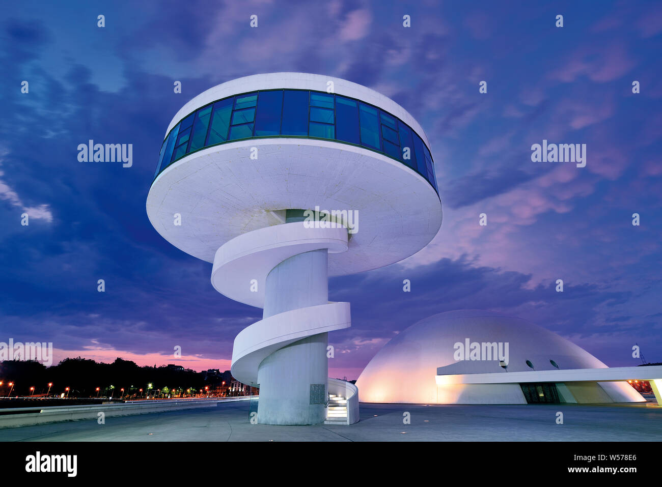 Tower et coupole par Oscar Niemeyer de Centro Niemeyer à Aviles par nuit Banque D'Images