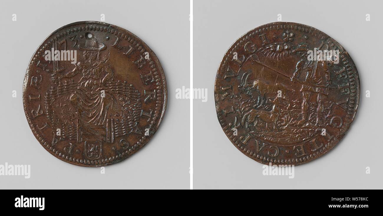 Départ du duc d'Alva en provenance des Pays-Bas, médaille de cuivre avec un trou. Avers : Dutch vierge avec liberté hat sur la tête et l'épée en main droite, assis au milieu des fleurs dans jardin clos à l'intérieur d'un cercle. Inconvénient : Shepherd éloigne un mouton avec son personnel qui essaie de boire au chèvre dans un Bruxelles, Hollande, Fernando Álvarez de Toledo (3e duc d'Alva), anonyme, Dordrecht, 1573, cuivre (métal), frappant (métallurgie), d 3,1 cm × W 5,94 Banque D'Images