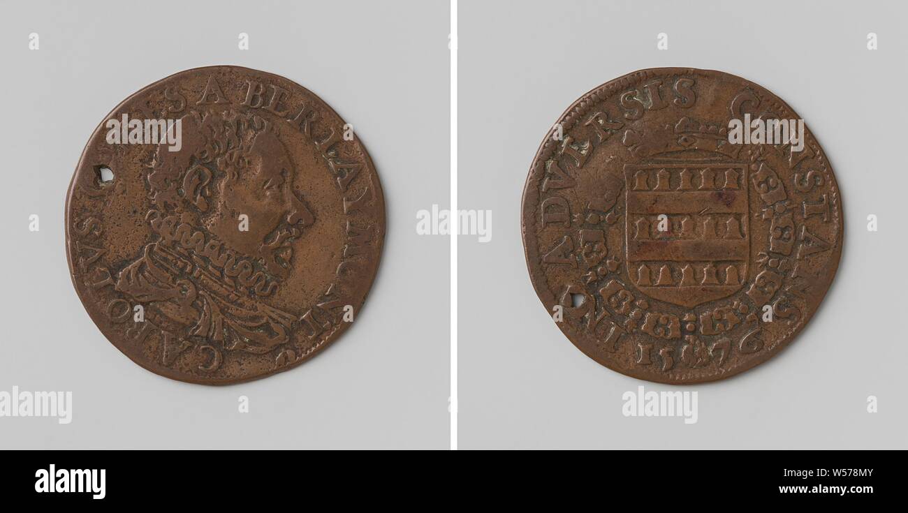Karel, comte de Berlaymont, médaille de cuivre avec un trou. A l'avant : le buste de l'homme à l'intérieur de l'intérieur. Inverse : blason couronné, suspendu à l'ordre de la Toison d'au sein de l'inscription, Charles de Berlaymont, anonyme, 1576, cuivre (métal), frappant (métallurgie), d 2,9 cm × W 4,76 Banque D'Images